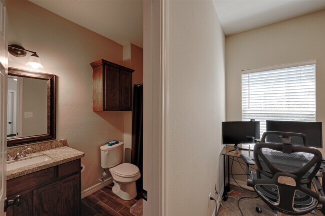 Building Photo - 1122 Detroit St