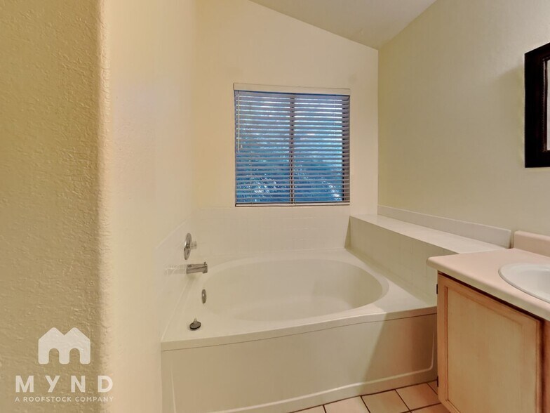 Building Photo - 3696 W Sunglade Dr