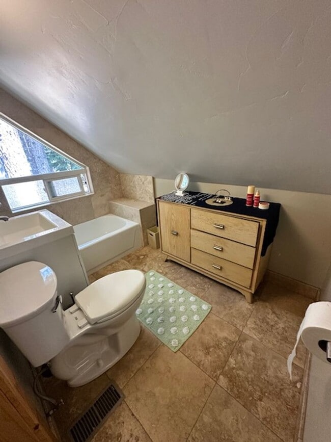Building Photo - Cute 3Bd home available for a 3-6 month se...