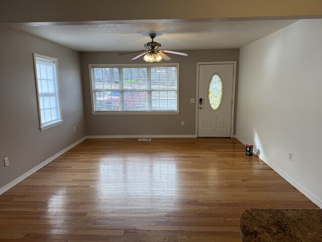 Building Photo - 816 E 16 St