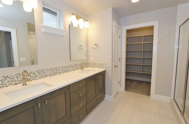 Building Photo - 3468 E Berghan St