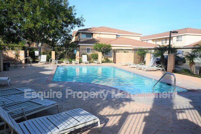 Building Photo - 2075 Blackberry Cir