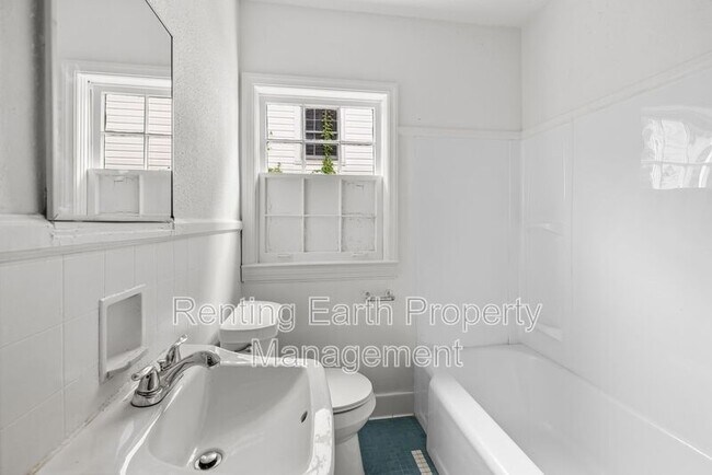 Building Photo - 905 7th St W
