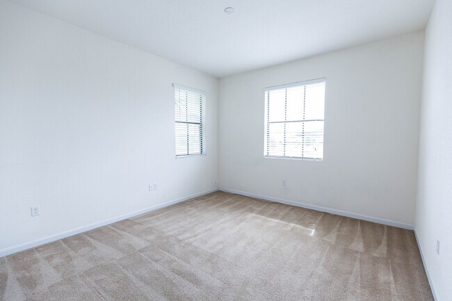 Building Photo - Beautiful spacious 4 bedroom, 2.5 bathroom townhome!