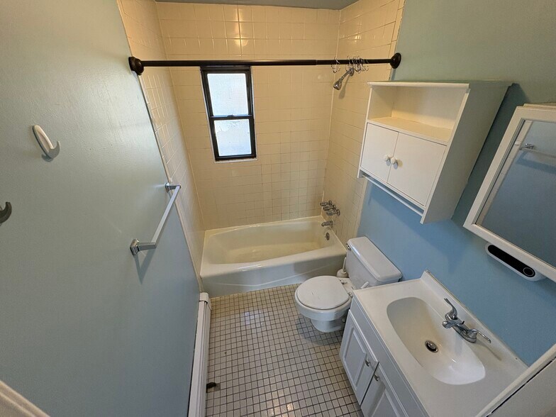 Building Photo - 560 Muncey Rd