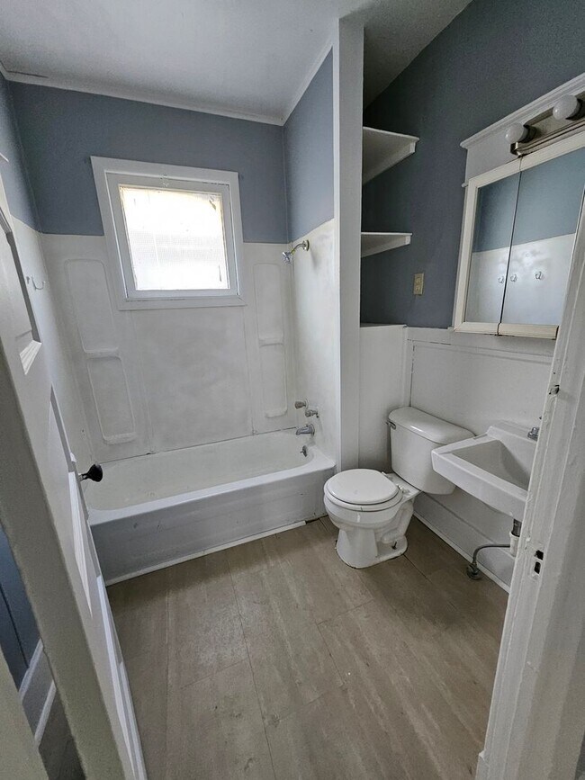 Building Photo - Newly renovated upper 3 bedroom unit