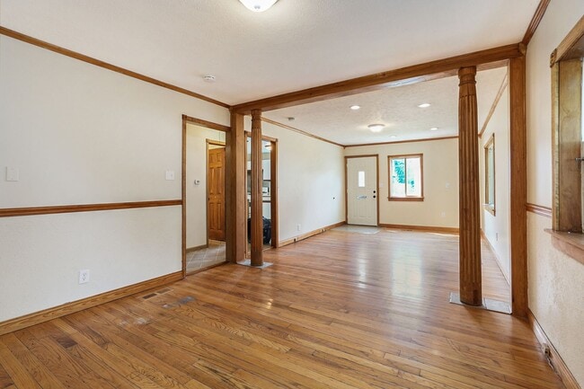 Building Photo - 3 Bedroom, 2 Bath Home in Grand Rapids! Av...