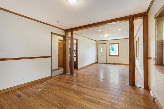 Building Photo - 3 Bedroom, 2 Bath Home in Grand Rapids! Available Now- Includes Washer and Dryer!