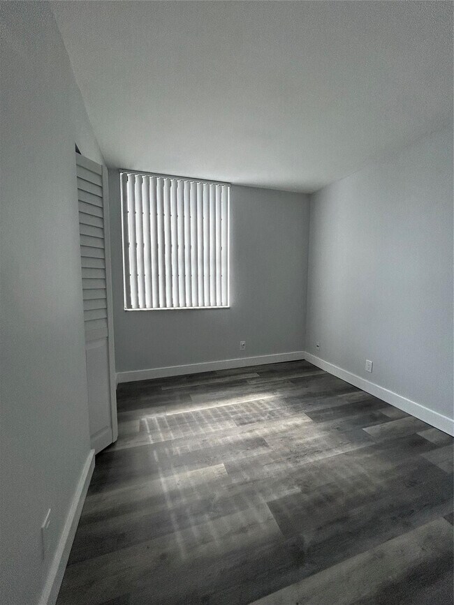 Building Photo - 211 Lake Pointe Dr