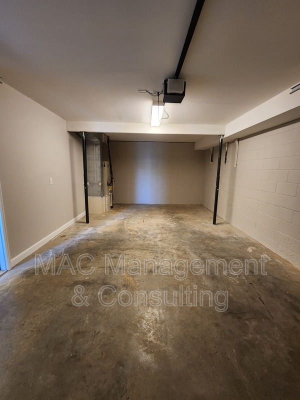 Building Photo - 1028 Nottingham Dr