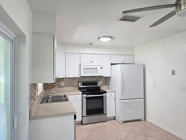 Building Photo - 2 bedroom, 1.5 bath home with 1 car garage