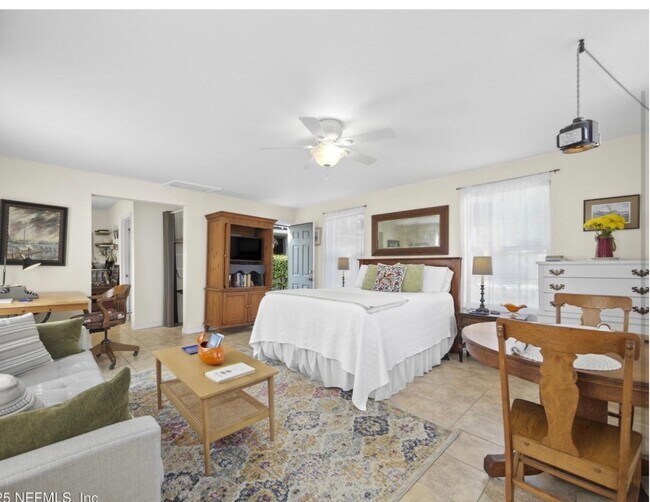 Primary Photo - 509 Live Oak St