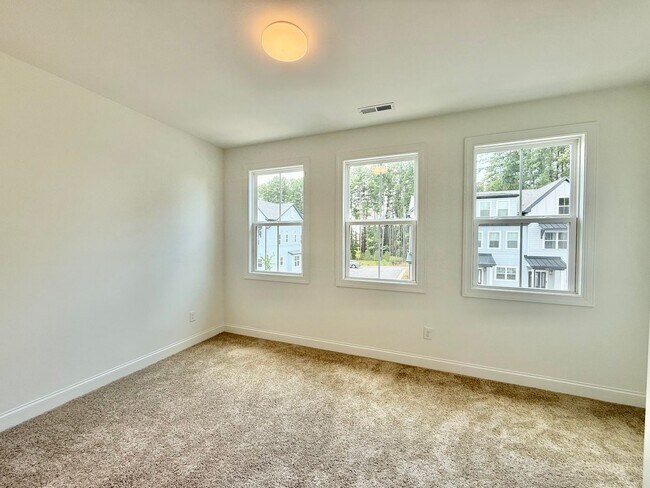 Building Photo - Newly Built 4BD, 3.5BA Northeast Raleigh Townhome in a Great Location