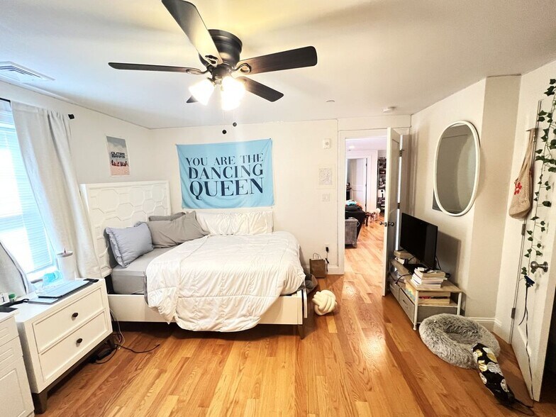 Building Photo - 489 Main St