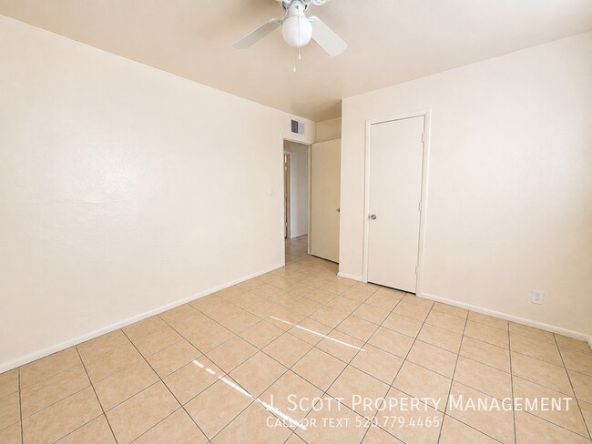 Building Photo - 5437 S 14th Way