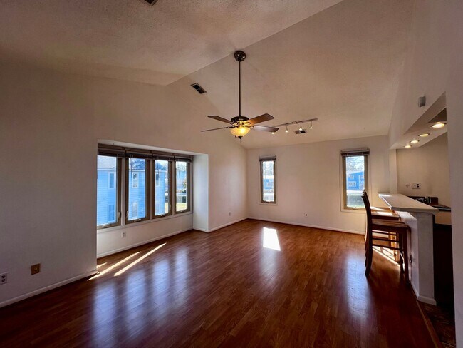 Building Photo - 622 Pinewood Dr