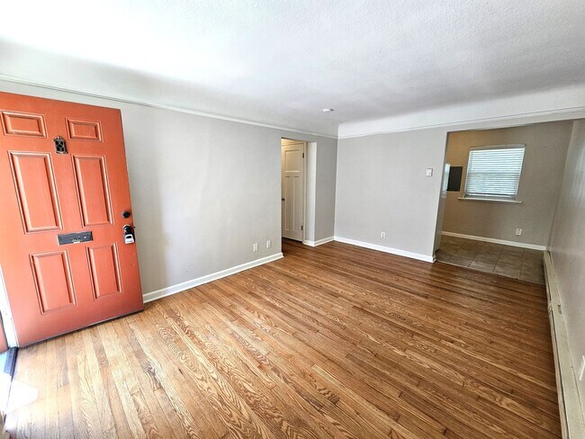 Building Photo - Charming 1 Bed, 1 Bath Apt in Ideal NW Area