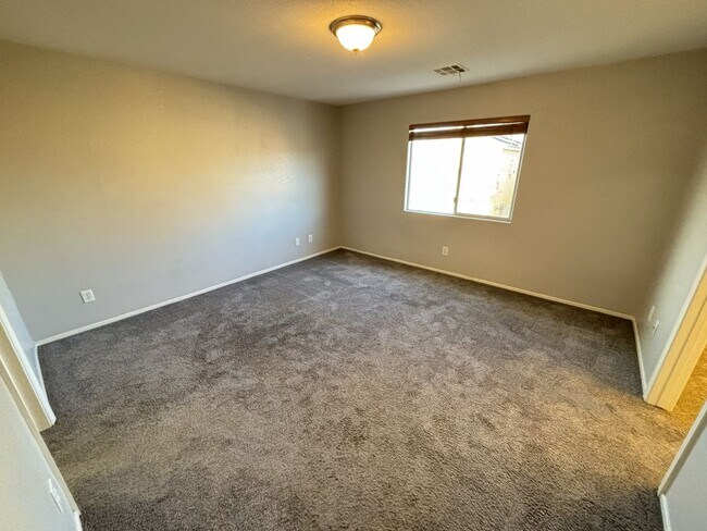 Building Photo - Gorgeous 3Bed/2.5Bath/2Car, 2-Story Home located in Spring Valley