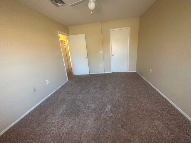 Building Photo - Gilbert home with community pool.