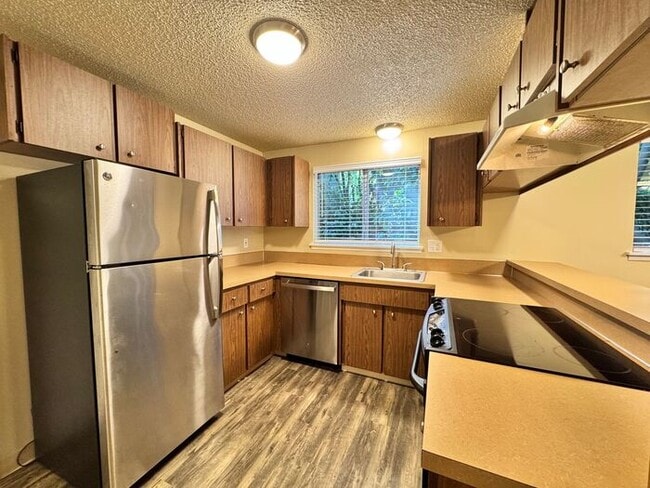 Building Photo - AVAILABLE NOW! Spacious 2 Bed, 1.5 Bathroo...