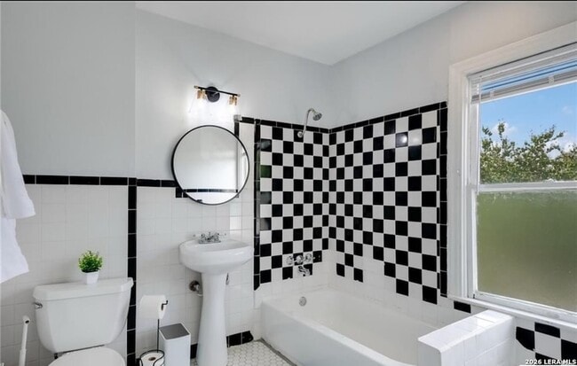 Building Photo - 422 Pershing Ave