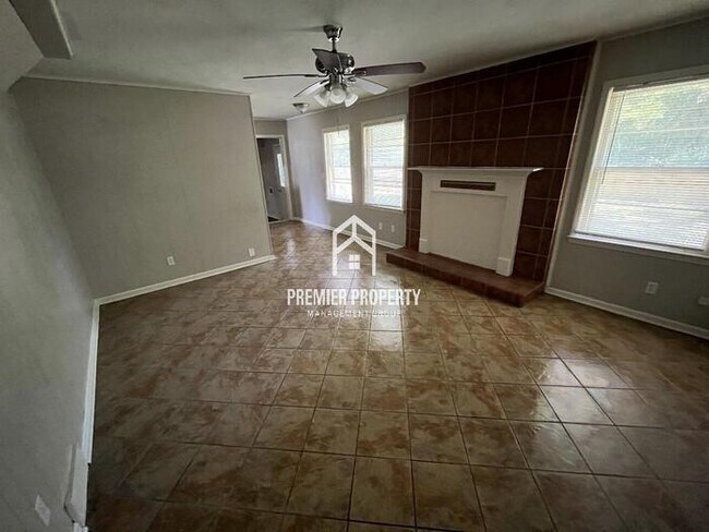 Building Photo - 2065 St James Dr