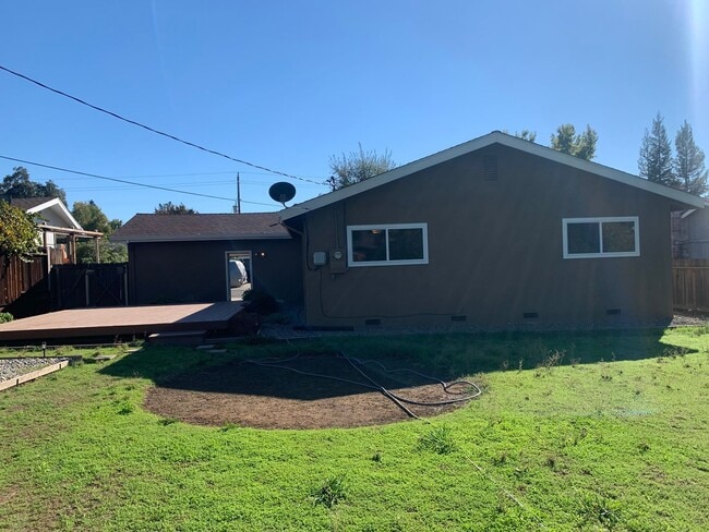 Building Photo - 3 bedroom 2 bath home with HUGE yard in Orangevale