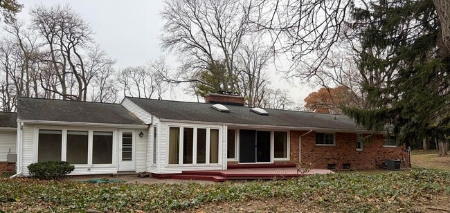 Building Photo - 6493 Thorncrest Dr