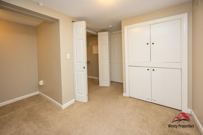 Building Photo - 7548 SW 35th Ave