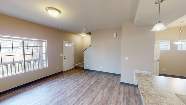 Building Photo - Ankeny 3 Bedroom Townhome Available April ...