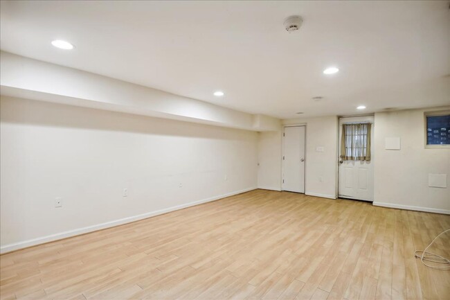 Building Photo - Pet Friendly Luxury DC TH - 3 bed +  3.5 B...