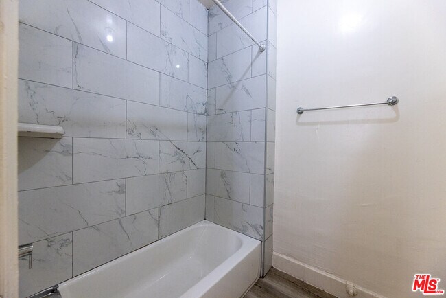 Building Photo - 946 S Burlington Ave