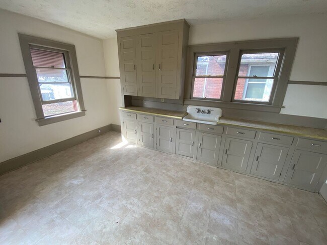 Building Photo - Charming 4-Bedroom Single Family Home for Rent!