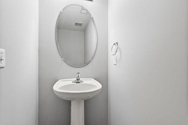 Building Photo - 8010 Shadow Oak Dr