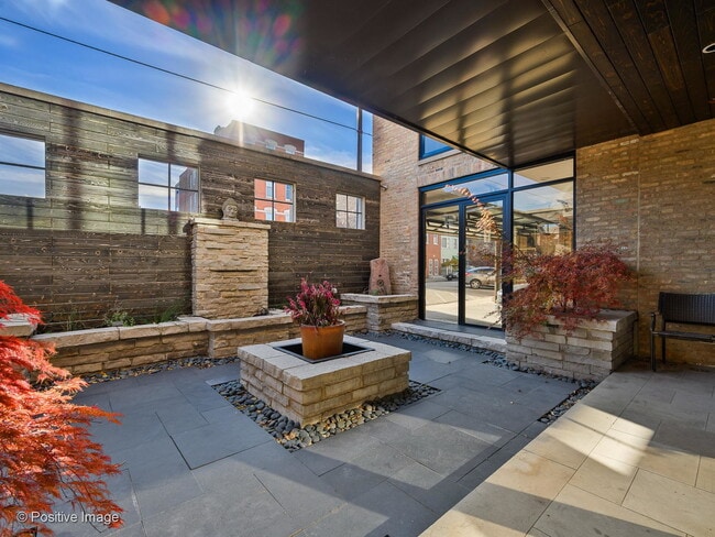 Building Photo - 1302 W Erie St