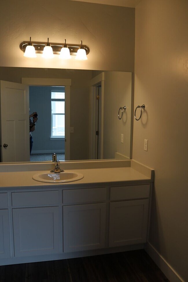 Building Photo - Beautiful Condo in Vineyard
