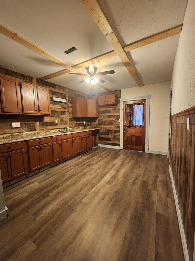 Building Photo - Three Bedroom in Alton