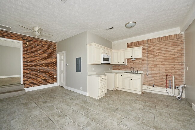 Building Photo - Special: 3+BR, 2BA duplex $300 off for a lease starting 3/1/26 or sooner Please do not apply with...