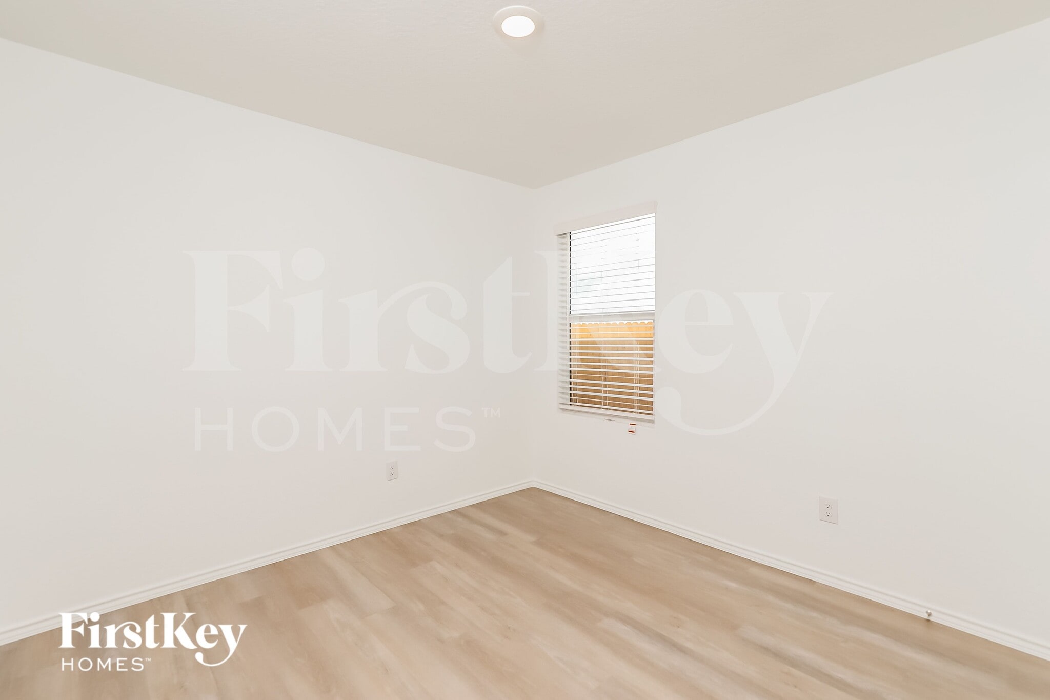 Building Photo - 10422 McClintock Dr
