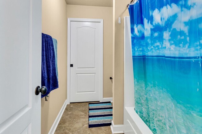 Building Photo - 5 Bedrooms in Crestview!!