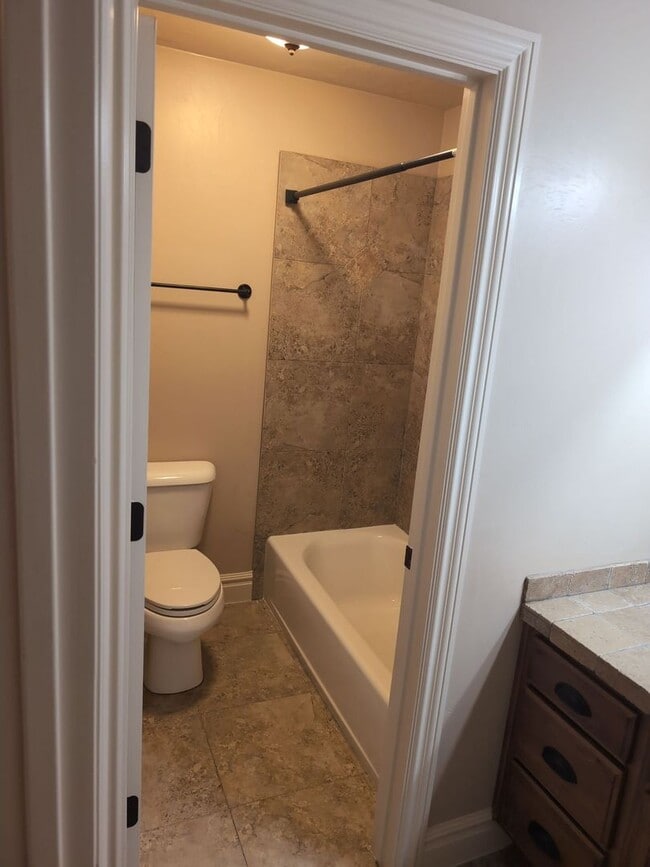 Building Photo - PET FRIENDLY -Spacious 6 Bedroom Home in St. George