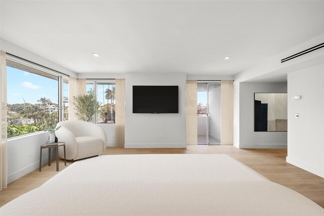 Building Photo - 5255 Collins Ave