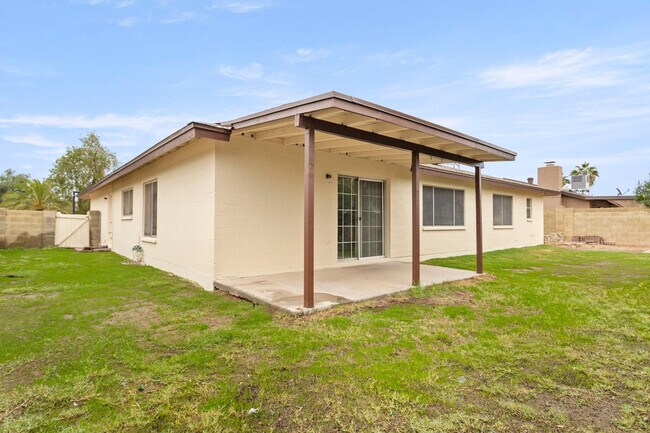 Building Photo - 7309 W Canterbury Dr