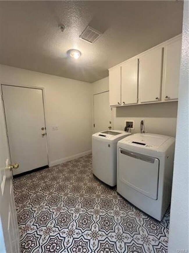 Building Photo - Beautifully designed townhome