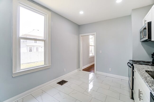 Building Photo - Spacious 3 Bedroom in Hamilton!
