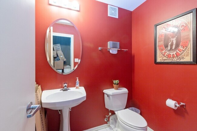 Building Photo - HUGE one bedroom with easy highway access ...