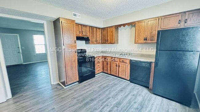 Building Photo - Lee's Summit Townhome w/ Unfinished Baseme...