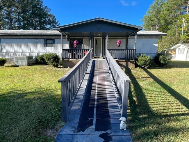Building Photo - Quiet setting between Angier and Fuquay Varina