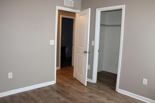 Building Photo - 138 Lyonshall St