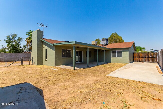 Building Photo - 3827 W Meadow Dr